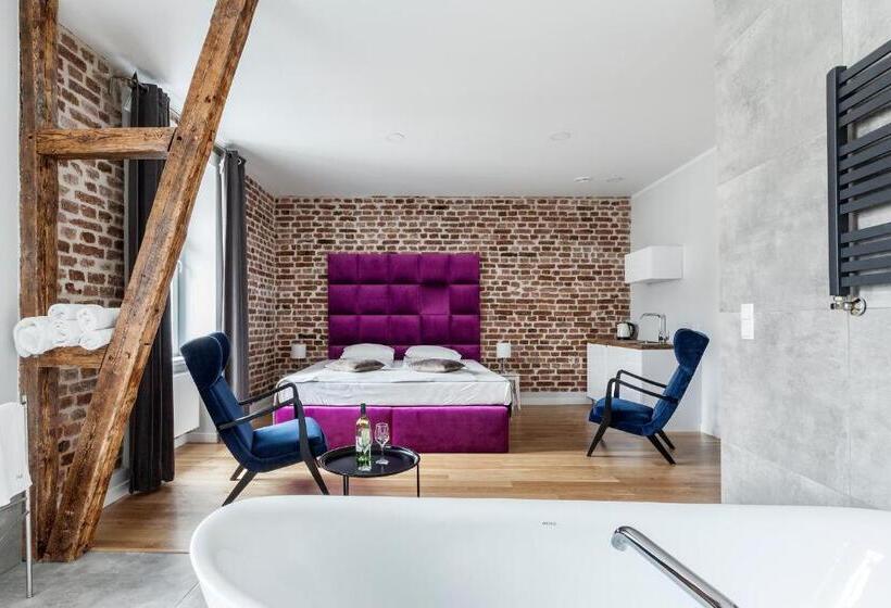 استودیوی استاندارد, Cinema Apartments