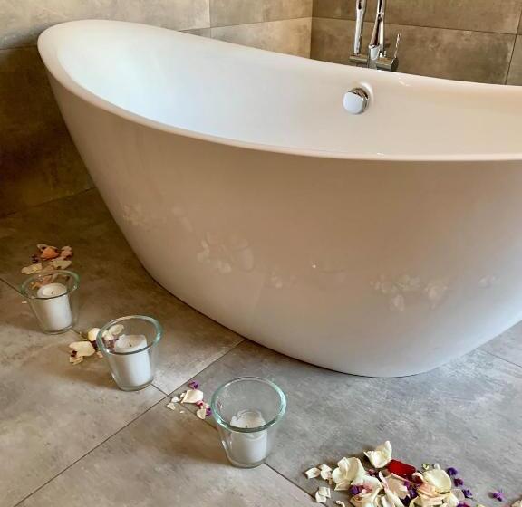 استودیوی استاندارد, Cinema Apartments