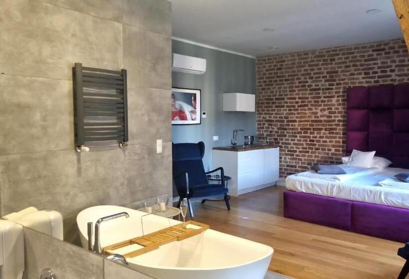 استودیوی استاندارد, Cinema Apartments