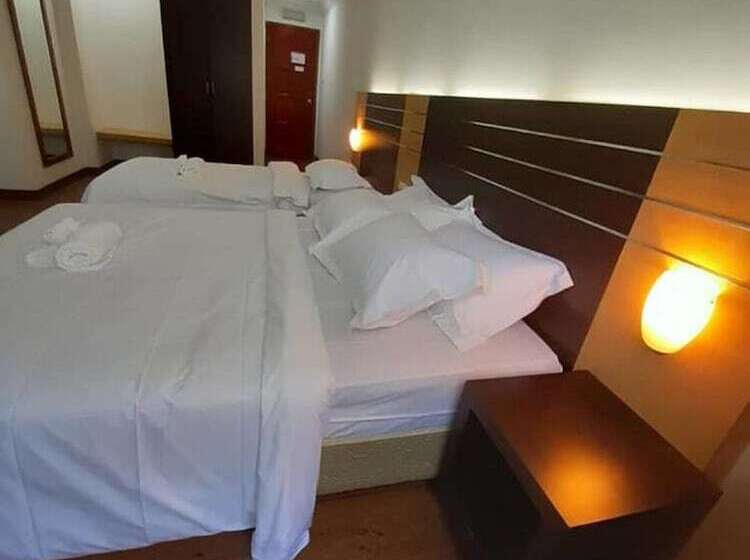 غرفة ديلوكس, Sara