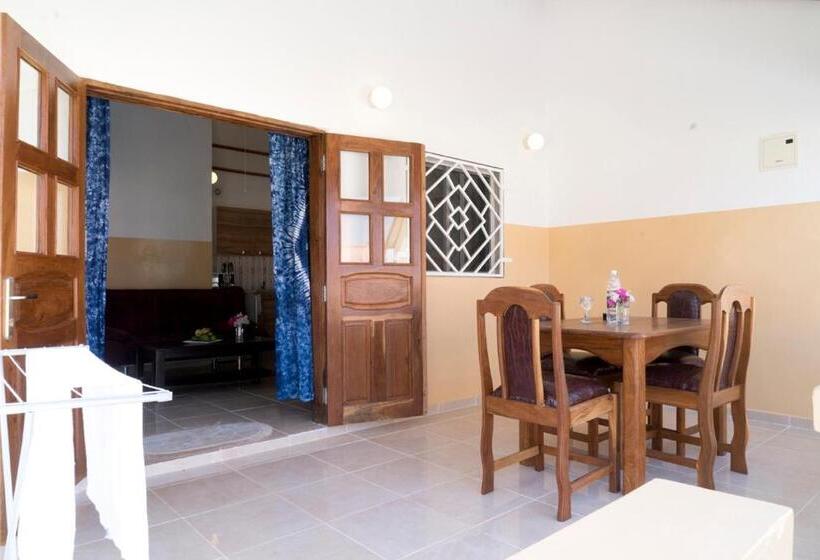 بانگلوی لوکس, Kunta Kinteh Beach Complex