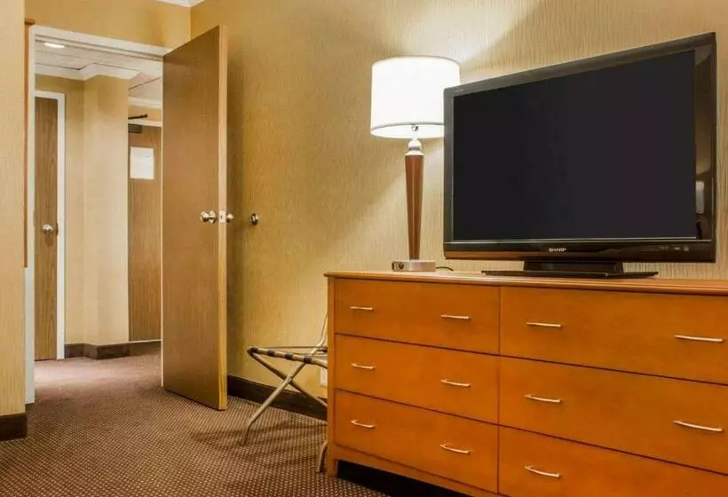 キングサイズベッドのスイートルーム, Clarion Hotel & Suites Riverfront