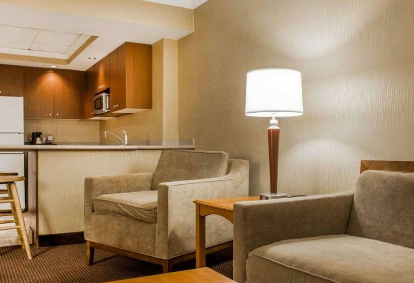 מיטת קינג בסוויטה, Clarion Hotel & Suites Riverfront