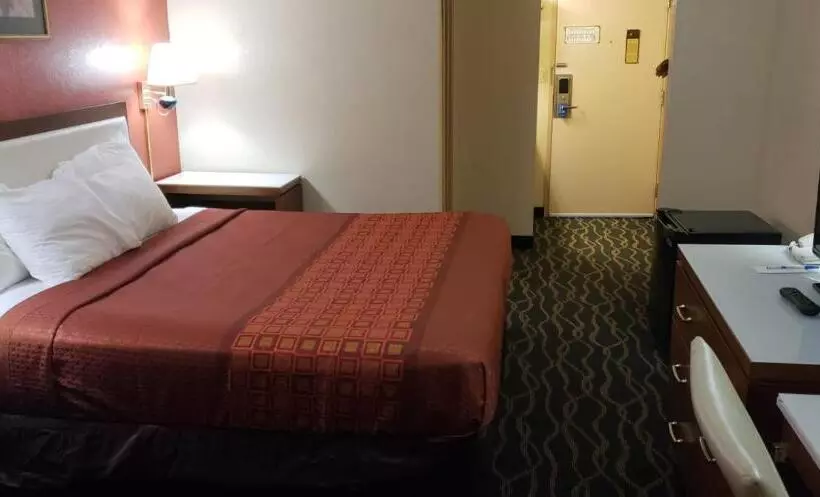 キングサイズベッドのスタンダードルーム, Rodeway Inn Wormleysburg – Harrisburg