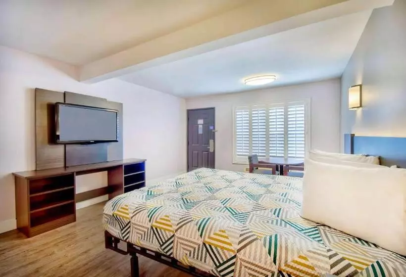 اتاق لوکس با تخت بزرگ, Motel 6 Inglewood, Ca