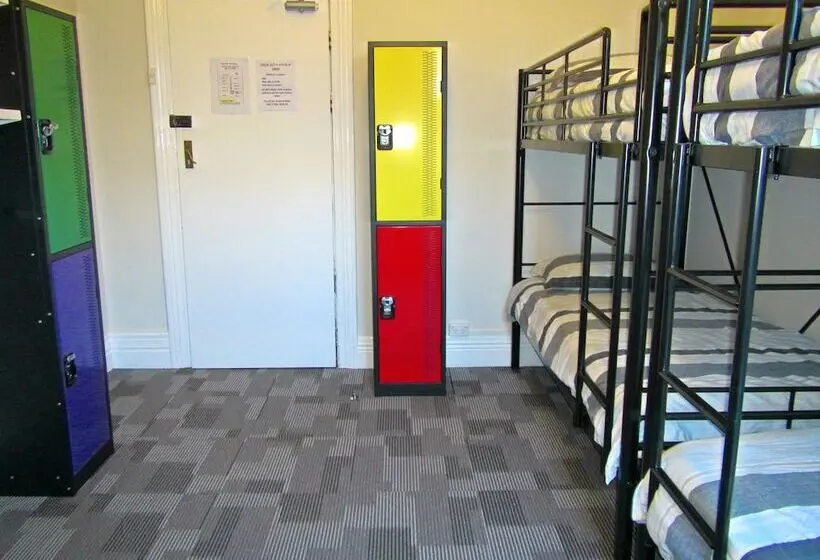 ルームシェアのワンベッド, Manly Bunkhouse