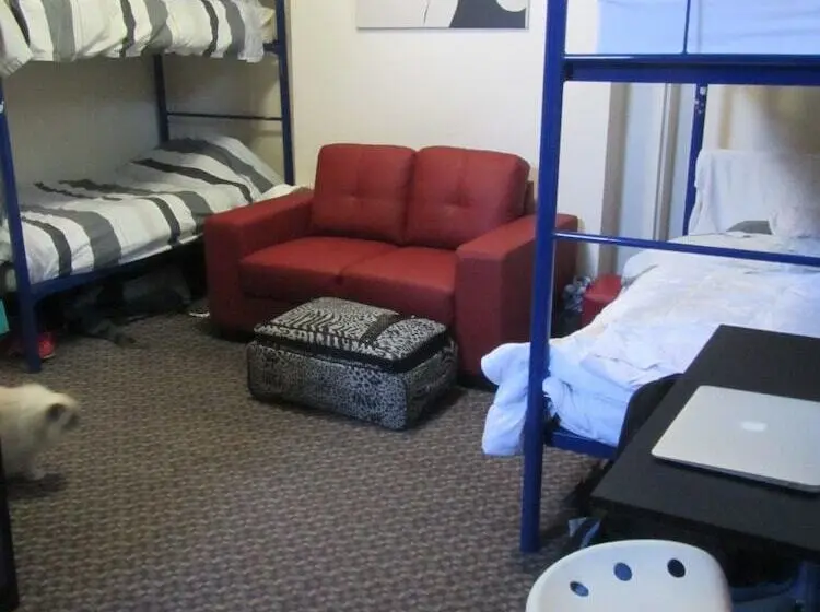 ルームシェアのワンベッド, Manly Bunkhouse