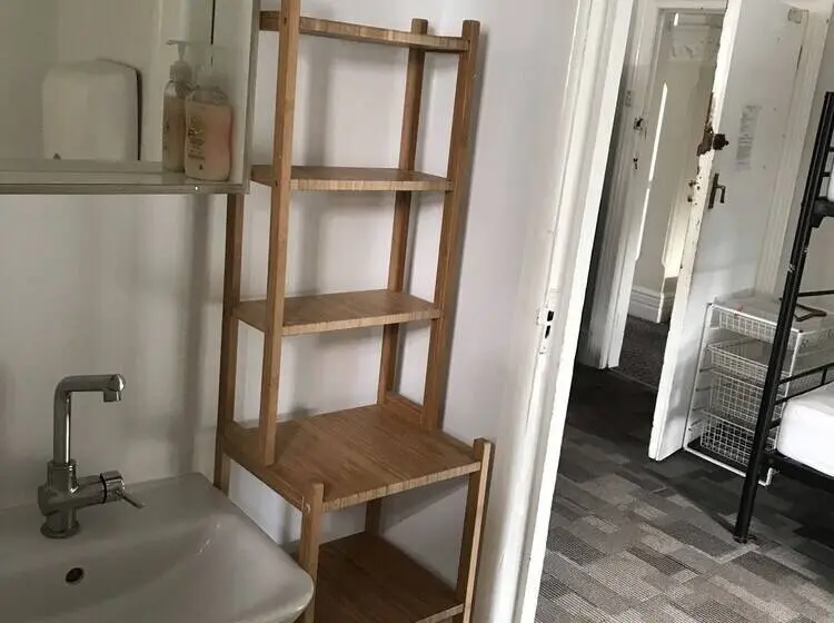 ルームシェアのワンベッド, Manly Bunkhouse
