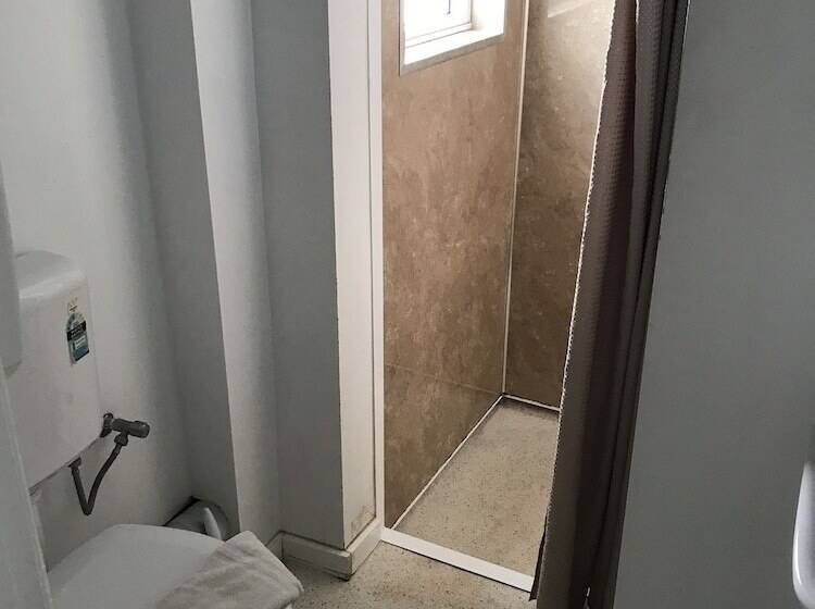 מיטה בחדר משותף, Manly Bunkhouse