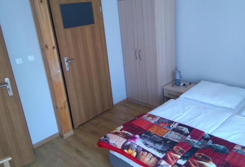 غرفة عائلية, Maczek