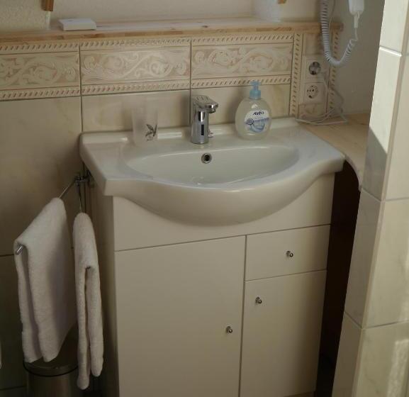 شقة غرفة واحدة, Pension Zur Rose