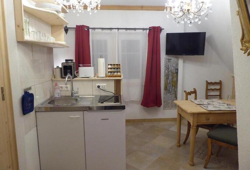 شقة غرفة واحدة, Pension Zur Rose