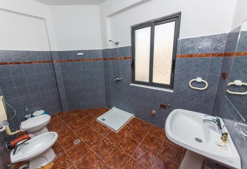 اتاق استاندارد سه نفره با چشم‌انداز کنار دریا, Blue Saranda