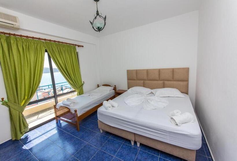 اتاق استاندارد سه نفره با چشم‌انداز کنار دریا, Blue Saranda