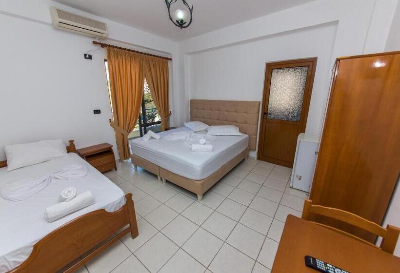 اتاق استاندارد سه نفره با چشم‌انداز کنار دریا, Blue Saranda