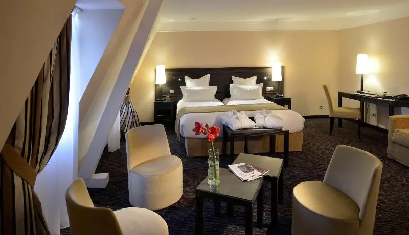 اتاق استاندارد سه نفره, Rhm Luxury Hotel And Suite
