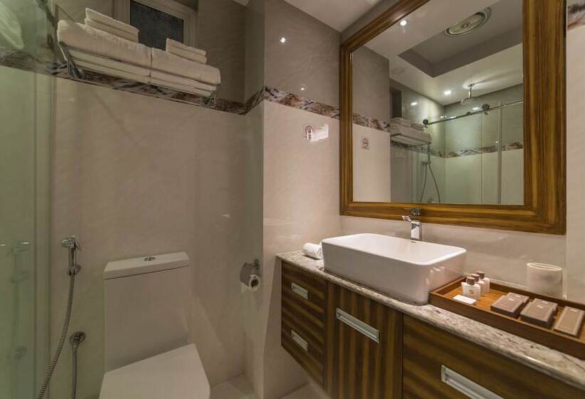 اتاق لوکس, Samann Host