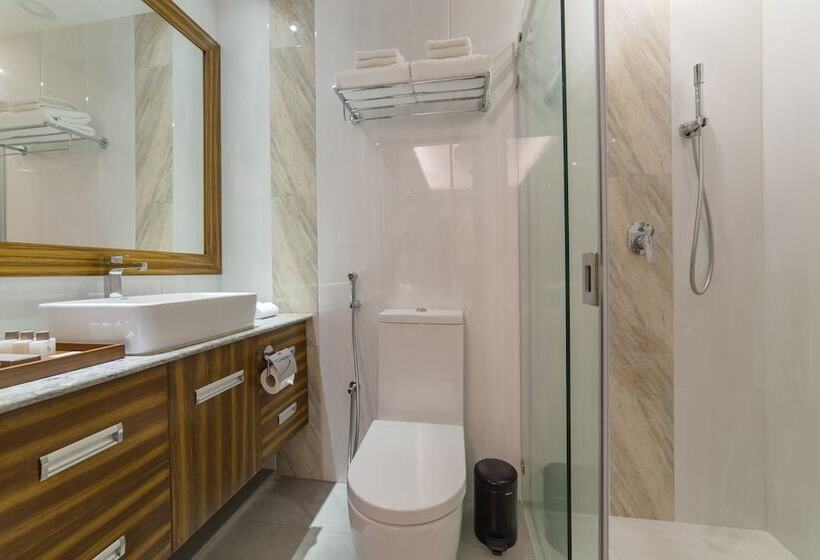 اتاق لوکس, Samann Host