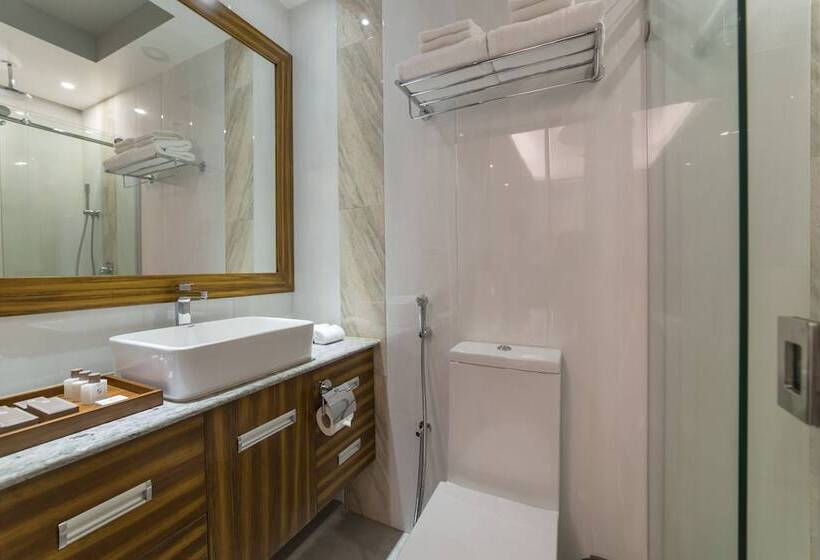 اتاق لوکس, Samann Host