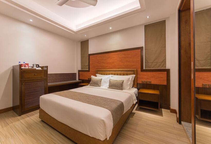 اتاق لوکس, Samann Host