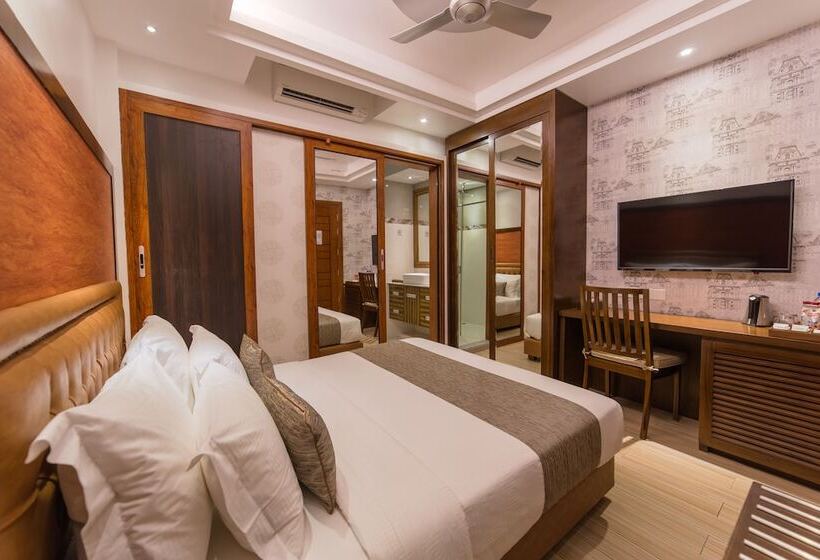 اتاق لوکس, Samann Host