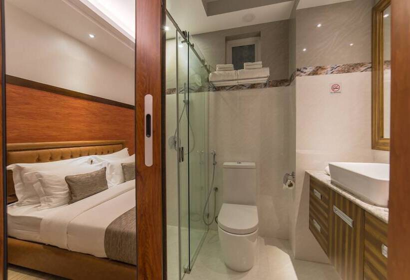 اتاق لوکس, Samann Host