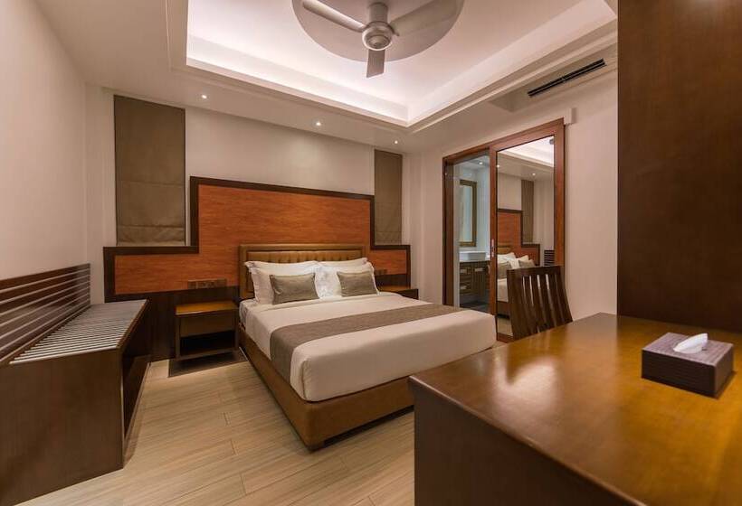 اتاق لوکس, Samann Host