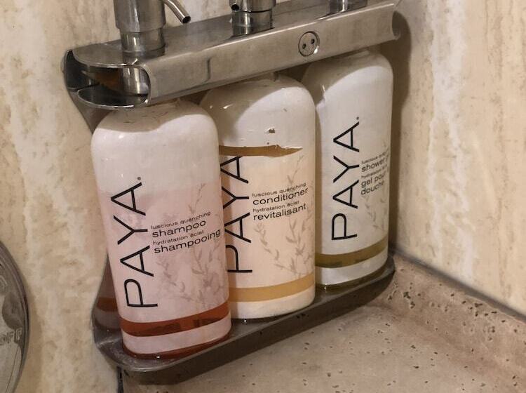 חדר משפחתי, El Castell Motel