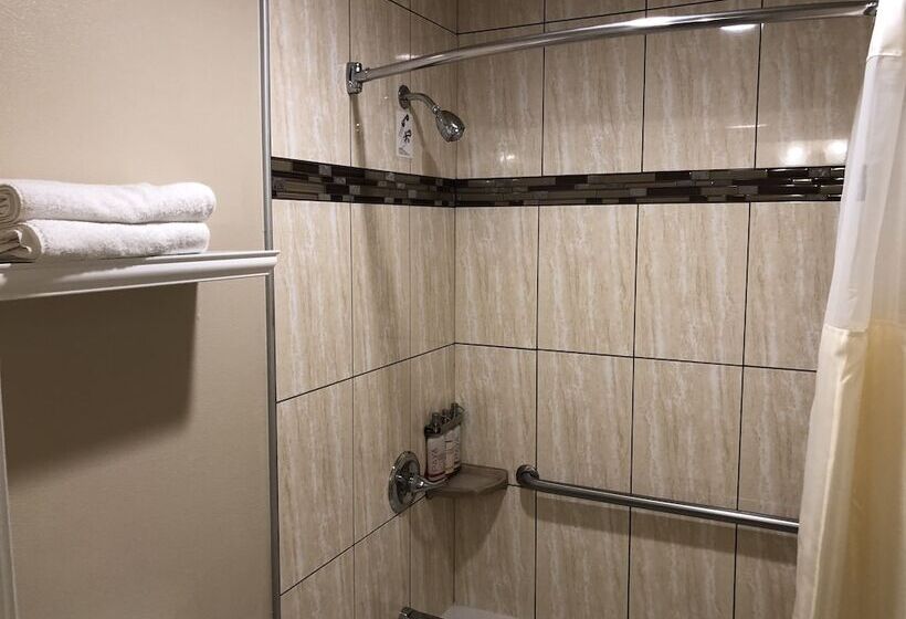 חדר משפחתי, El Castell Motel