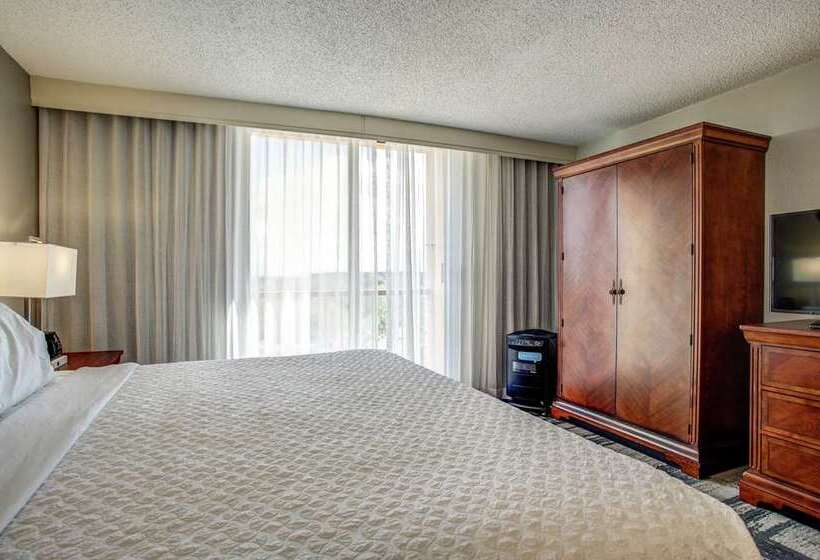 מיטת קינג בסוויטה, Embassy Suites By Hilton Dallas Near The Galleria