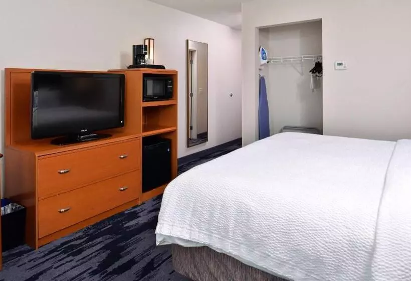 キングサイズベッドのスタンダードルーム, Fairfield Inn And Suites Beloit