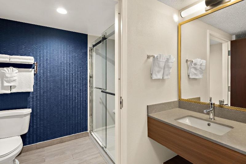 带大床的标准工作室, Fairfield By Marriott Chesapeake