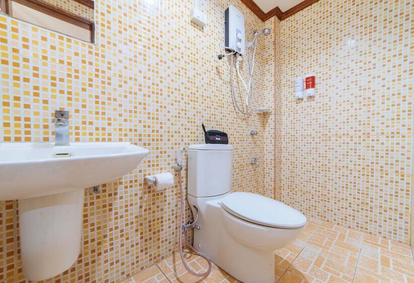 غرفة عائلية, Reddoorz Near Golden Sarok Shrine