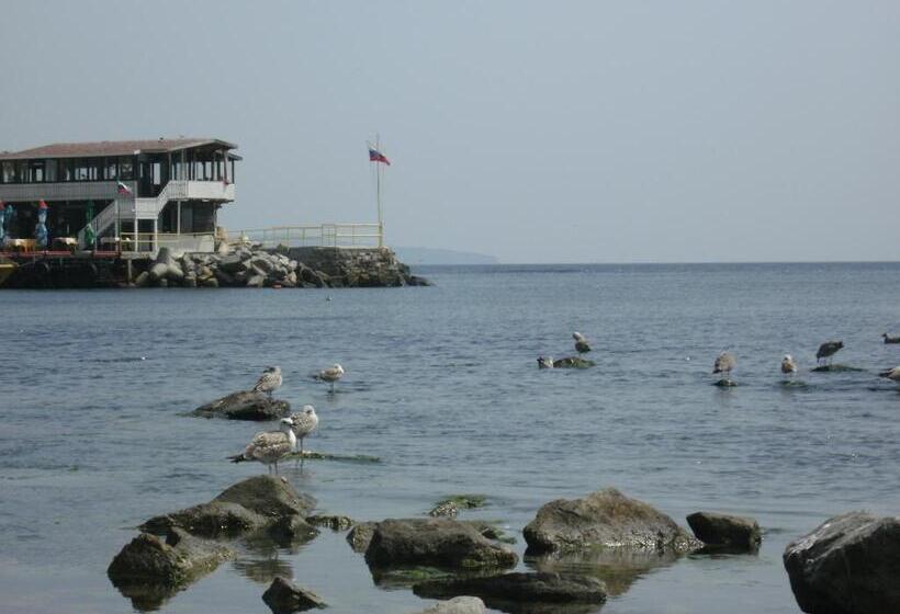 سوییت جونیور با چشم‌انداز دریا, Emona Guest House