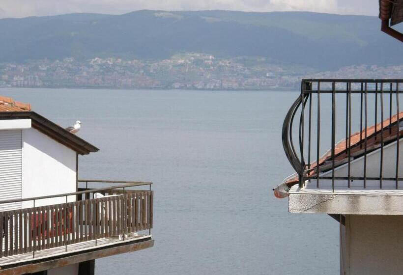 سوییت با چشم‌انداز دریا, Emona Guest House