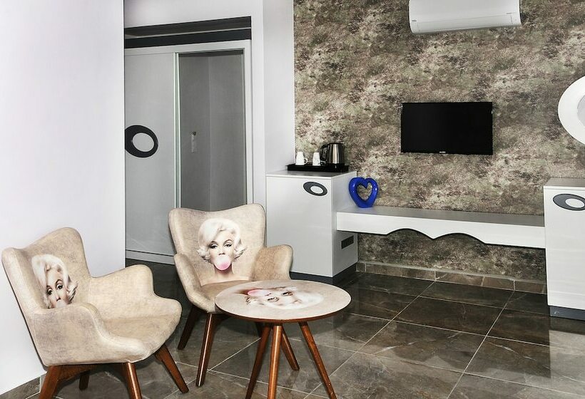 חדר דלוקס מותאם לאנשים עם מוגבלויות, Jackey Boutique