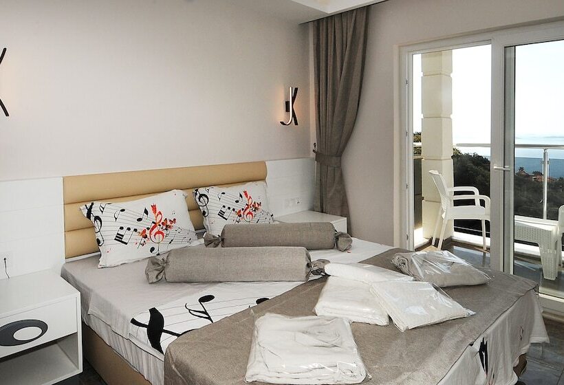 חדר סטנדרט מותאם לאדם עם מוגבלויות, Jackey Boutique