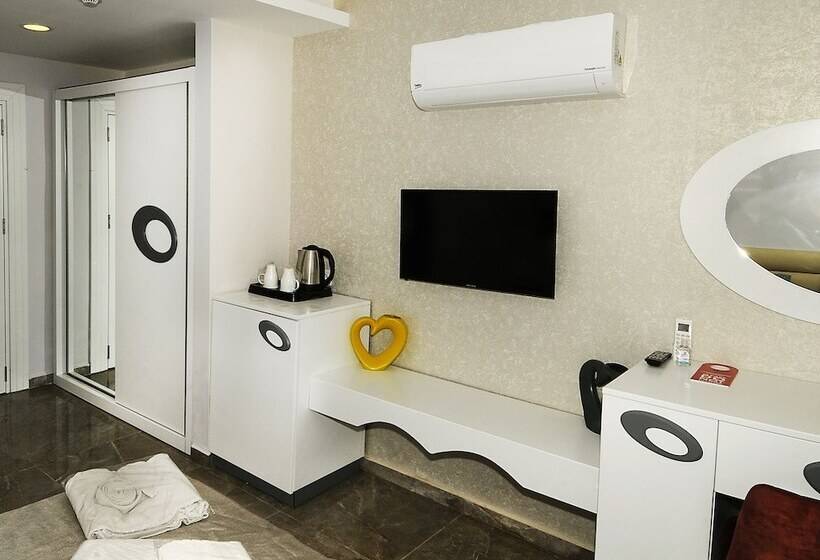 חדר סטנדרט מותאם לאדם עם מוגבלויות, Jackey Boutique