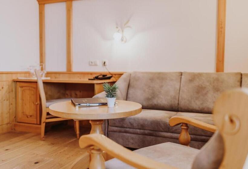 جناح جونيور, Landhotel Gschirnwirt