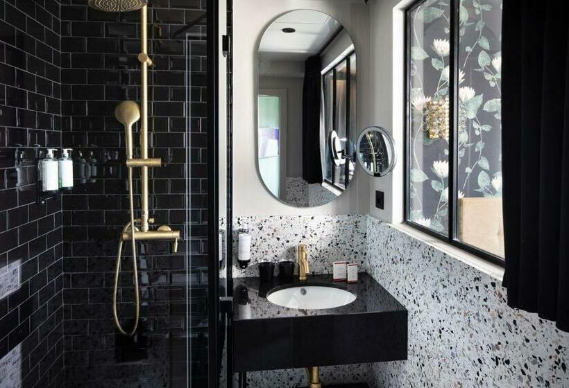 استودیوی لوکس, Rayz Eiffel