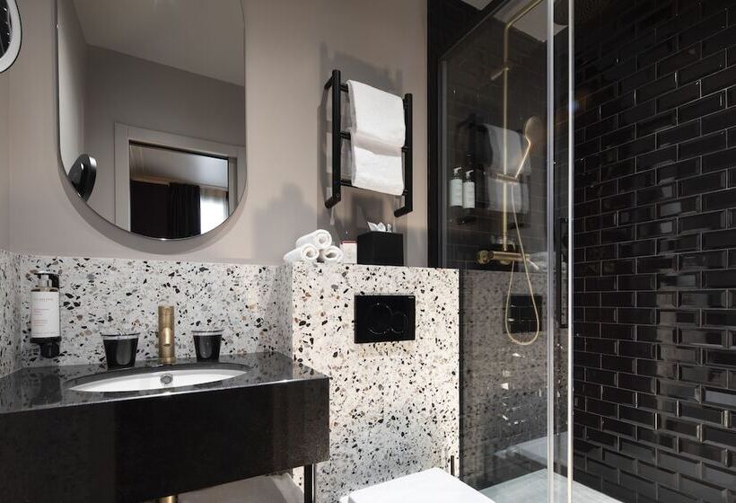 استودیوی استاندارد, Rayz Eiffel