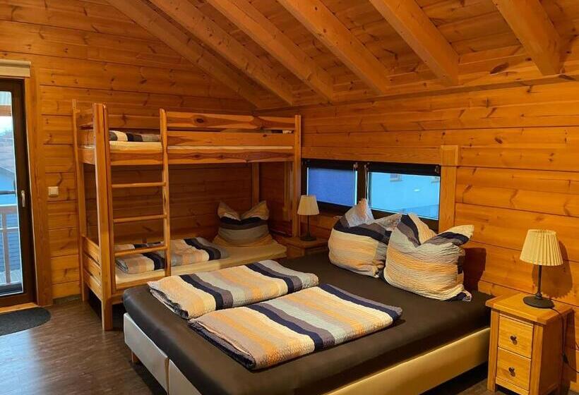 חדר לארבעה סטנדרטי עם מרפסת, Gästehaus Carpe Diem