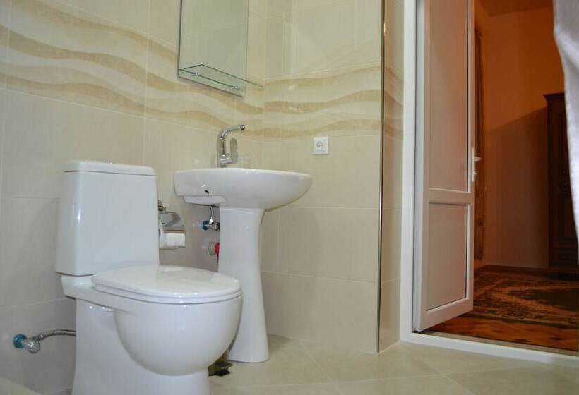 اتاق لوکس, Old Gate