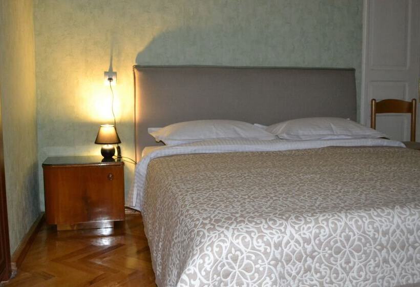 اتاق استاندارد, Old Gate