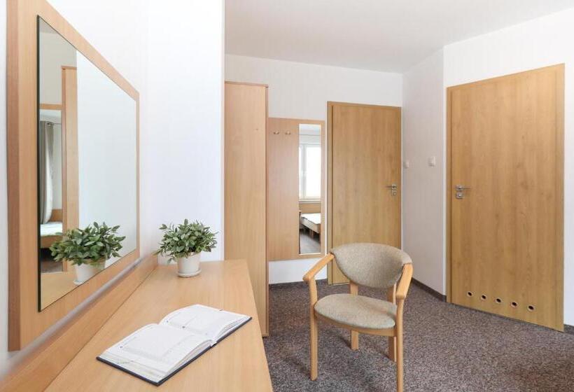 חדר בסיסי, Dg Albatros Ii