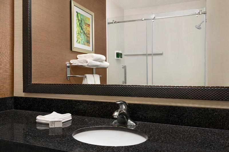 带大床的标准间, Fairfield Inn Philadelphia Airport