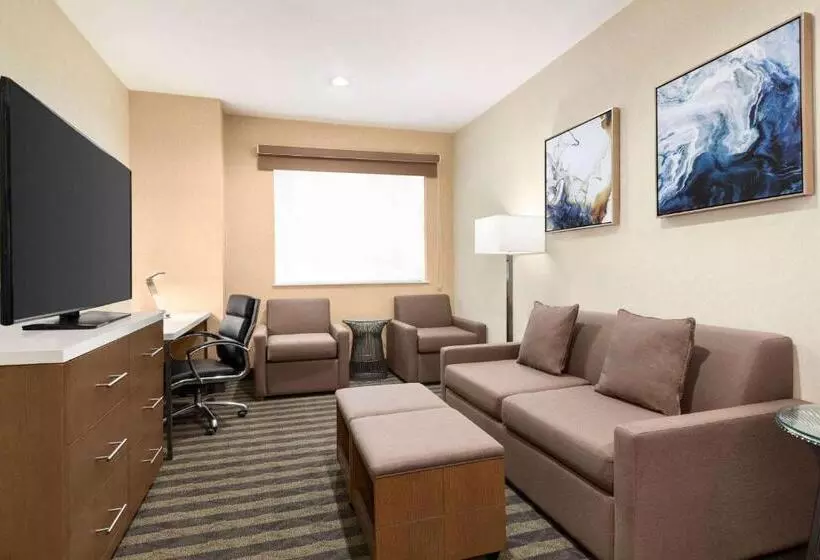 Deluxe Suite King Bed, Wyndham Anaheim