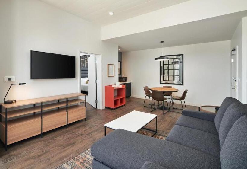 스위트 킹사이즈 침대, Indigo Tallahassee Collegetown, An Ihg