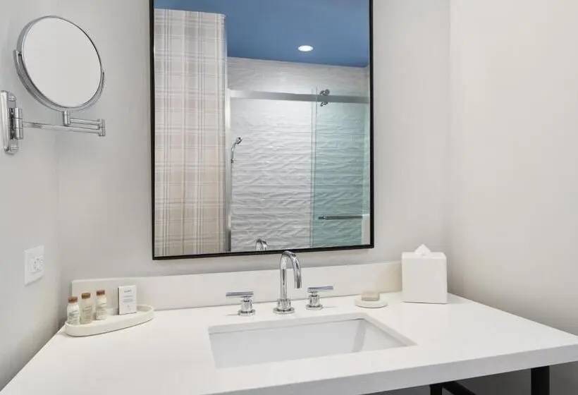 身障者適用キングサイズベッドルーム, Indigo Tallahassee   Collegetown, An Ihg