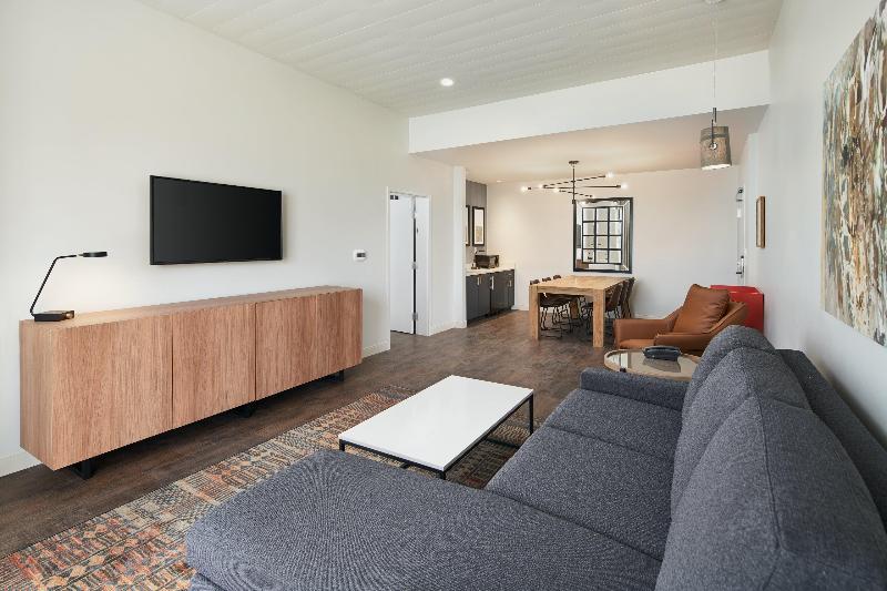 스위트 킹사이즈 침대, Indigo Tallahassee Collegetown, An Ihg